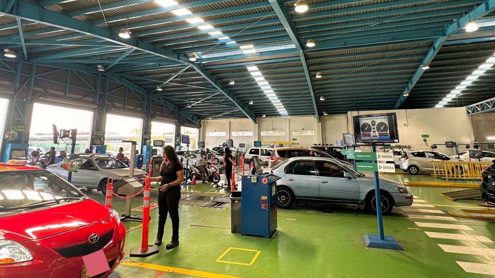 Conductores con placas 2 y 3 deben realizar la inspección en febrero. DEKRA habilitó citas el mismo día en 16 estaciones.