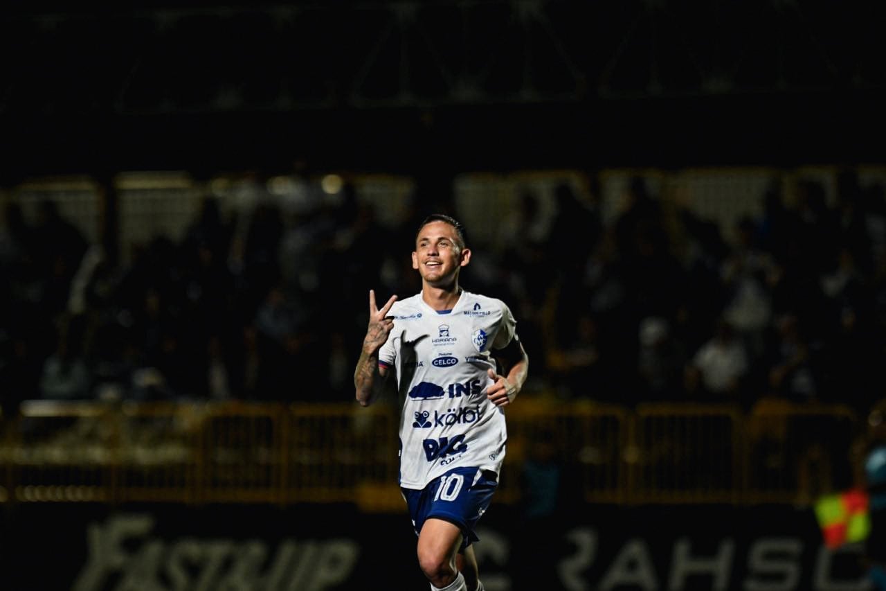 En la segunda parte, el capitán brumoso, Christopher Núñez apareció en el área para prender un balón de forma espectacular que puso el 1-2 en el marcador.