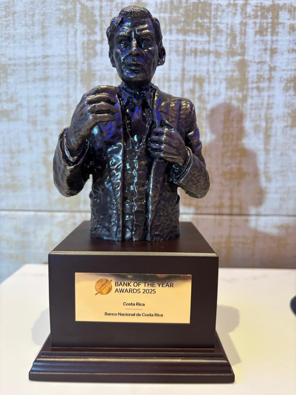 तिथे तुमची बचत आहे का? कोस्टा रिका मधील एक ब्रिटिश मासिक