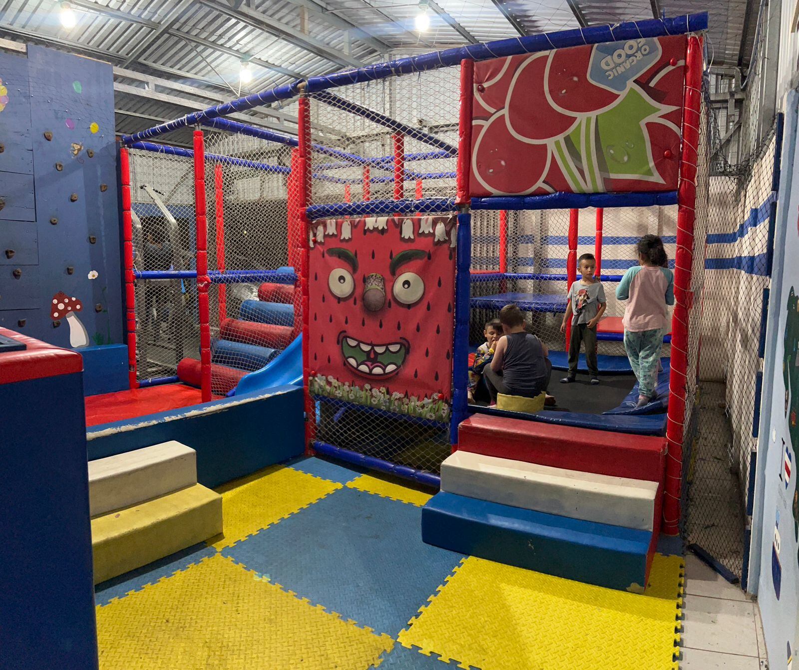 Kimberly Soto y Ryan Weiss, esposos y exparticipantes del programa Guerreros de Repretel