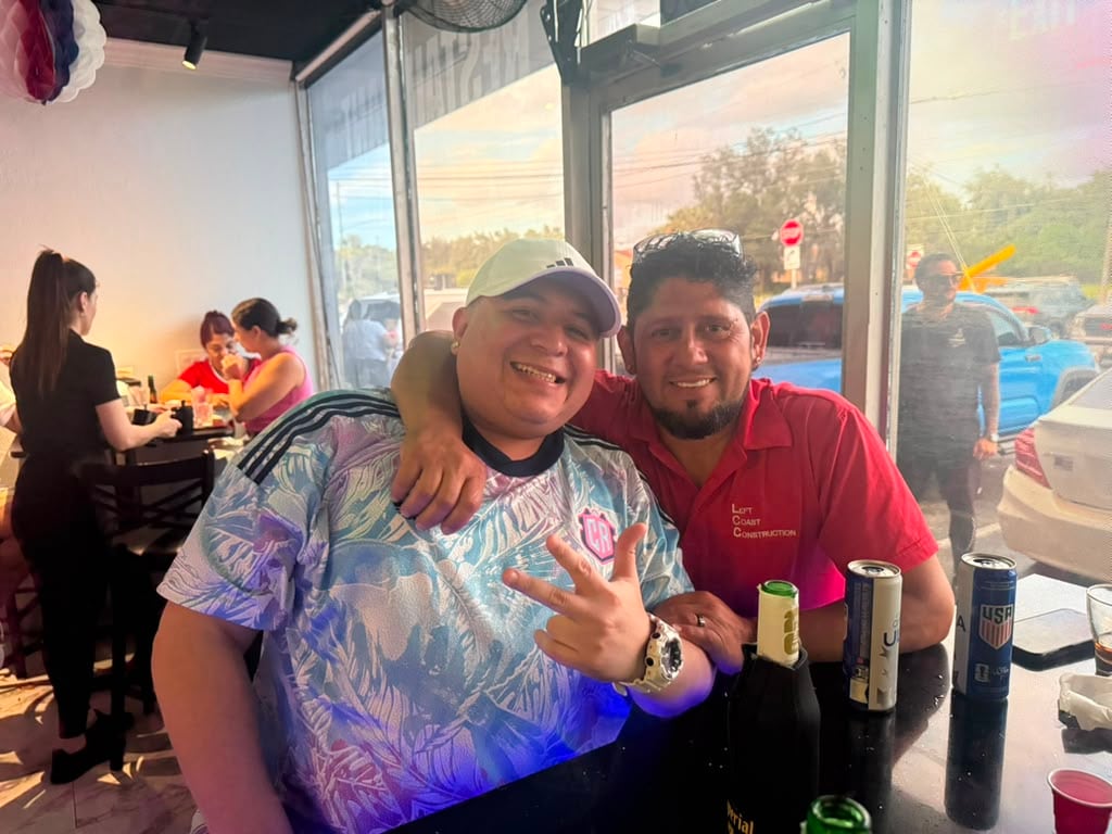 Henry Barrantes , de Guanacaste, alistó su restaurante (Pura Vida) en Orlando en un punto de encuentro para los costarricenses, donde el chifrijo, el cantonés y el fresco de cas ya acompañan la Copa Mundial de la FIFA 2026.