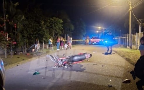 El primer caso se registró a las 7:52 p. m., en Río Frío de Horquetas de Sarapiquí, donde colisionaron dos motocicletas; un hombre adulto murió en el lugar. Foto: ANI