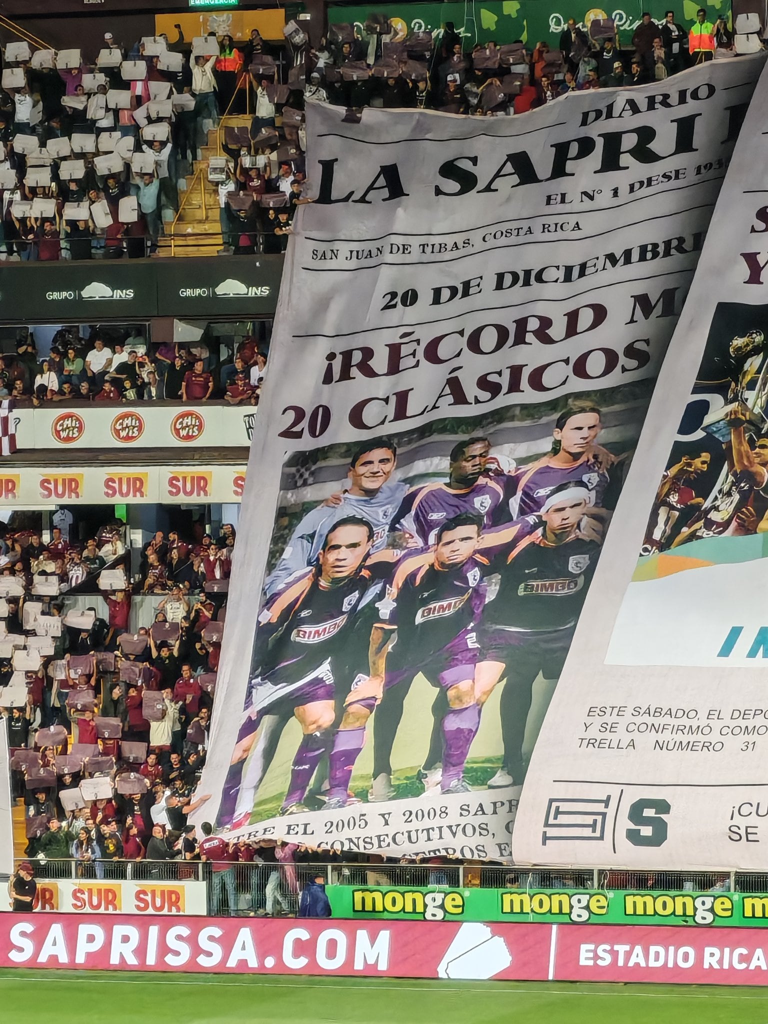 El tifo de Saprissa quitó a tres jugadores de la imagen original del Saprissa de la temporada 2007-2008.