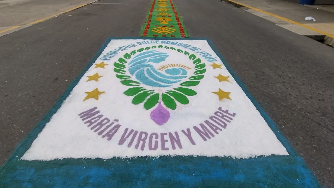 Las diferentes filiales de la Diócesis de Cartago, se encargan de adornar con alfombras de aserrín, flores y alegría, las calles de Cartago para la tradicional Pasada de la virgen de los ángeles de la catedral a la basílica que fue el 3 de setiembre del 2023