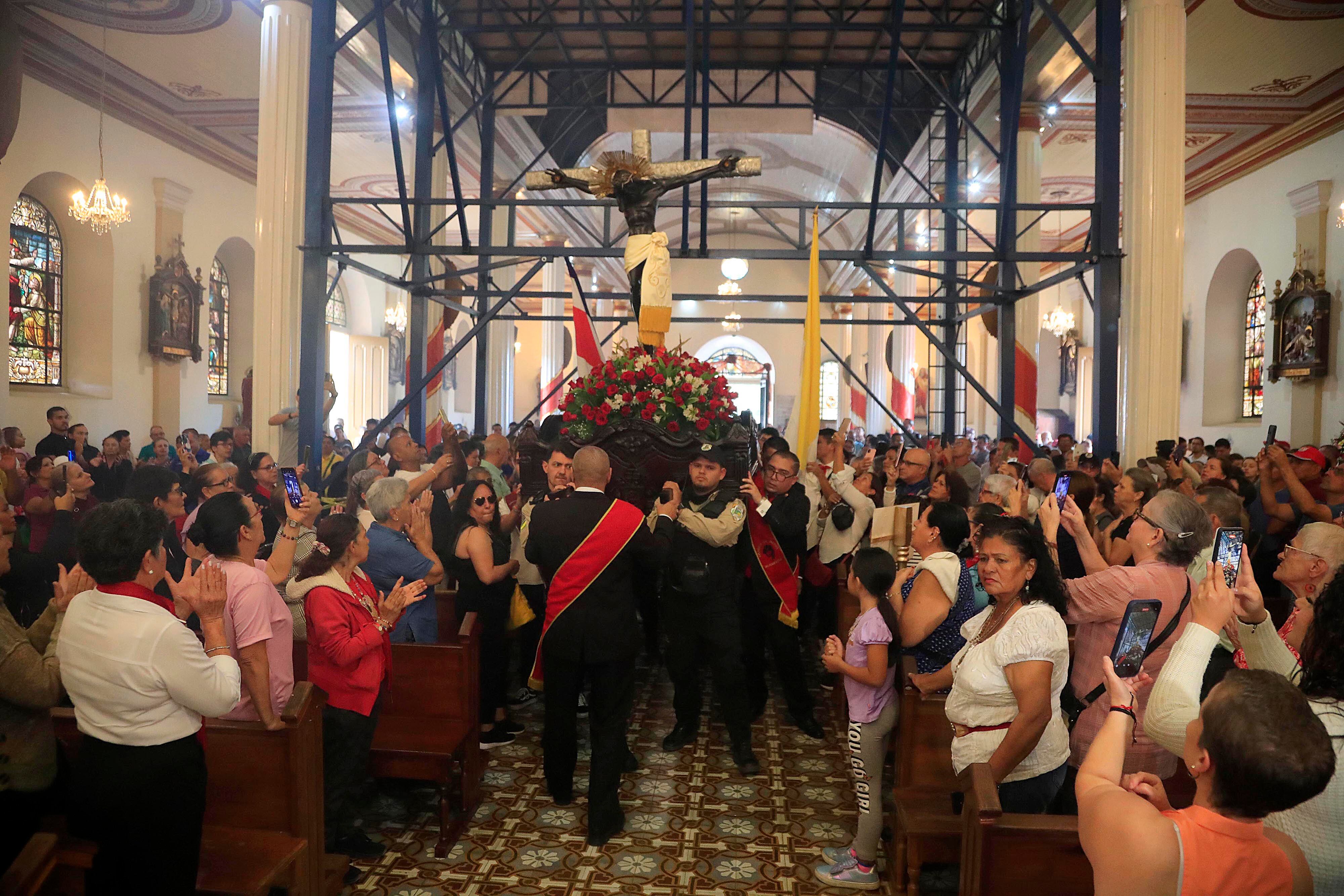 07/01/20023        San José. Romería con el Santo Cristo de Esquipulas desde la Catedral Metropolitana hasta la parroquia de Alajuelita, pasando por la comunidad de Cristo Rey conde el padre Sergio y los colaboradores de Obras del Espíritu Santo también le dieron el acostumbrado especial recibimiento de todos los años. La pequeña peregrinación también pasó por Sagrada Familia y Hatillo antes de llegar a su destino final.