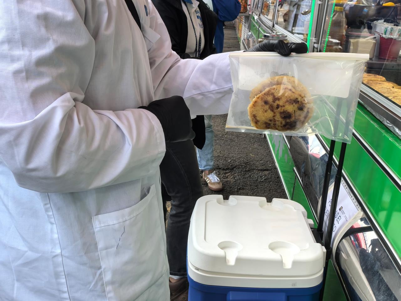 El Ministerio de Salud, que mantiene una vigilancia sanitaria constante y preventiva en los festejos populares que se realizan en Zapote, Curridabat y Belén de Heredia, confirma que encontró alimentos contaminados.