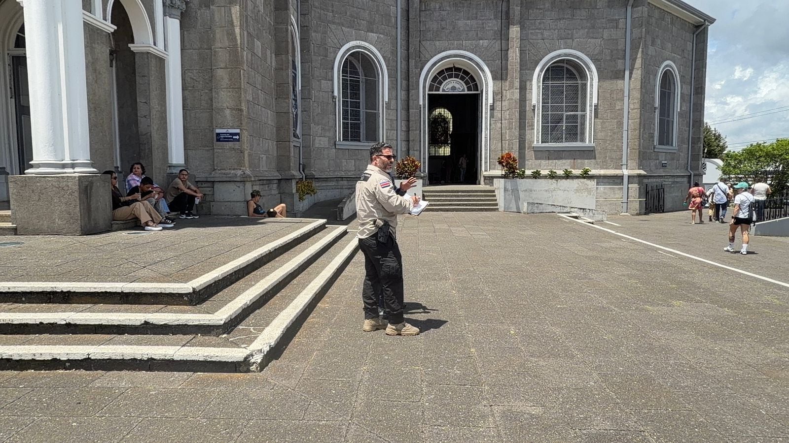 en la imagen oficiales a las afueras de la basílica
