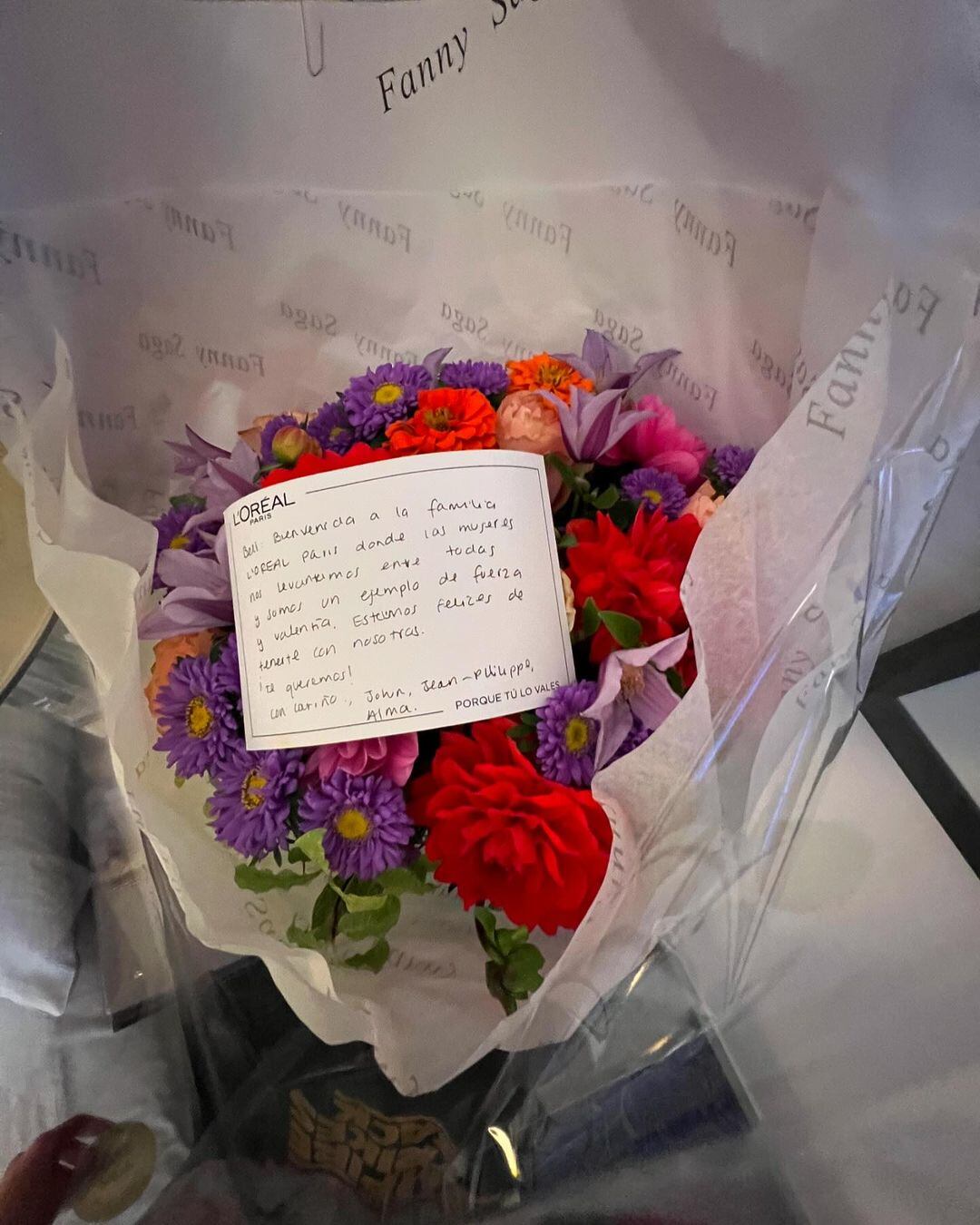 Belinda mostró cómo quedaron sus rodillas luego de su caída en pasarela de París.