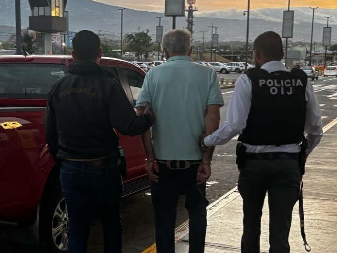 El norteamericano de apellido Ringle, de 72 años, fue detenido en el aeropuerto Juan Santamaría, por ser sospechoso de explotación sexual. Foto: OIJ