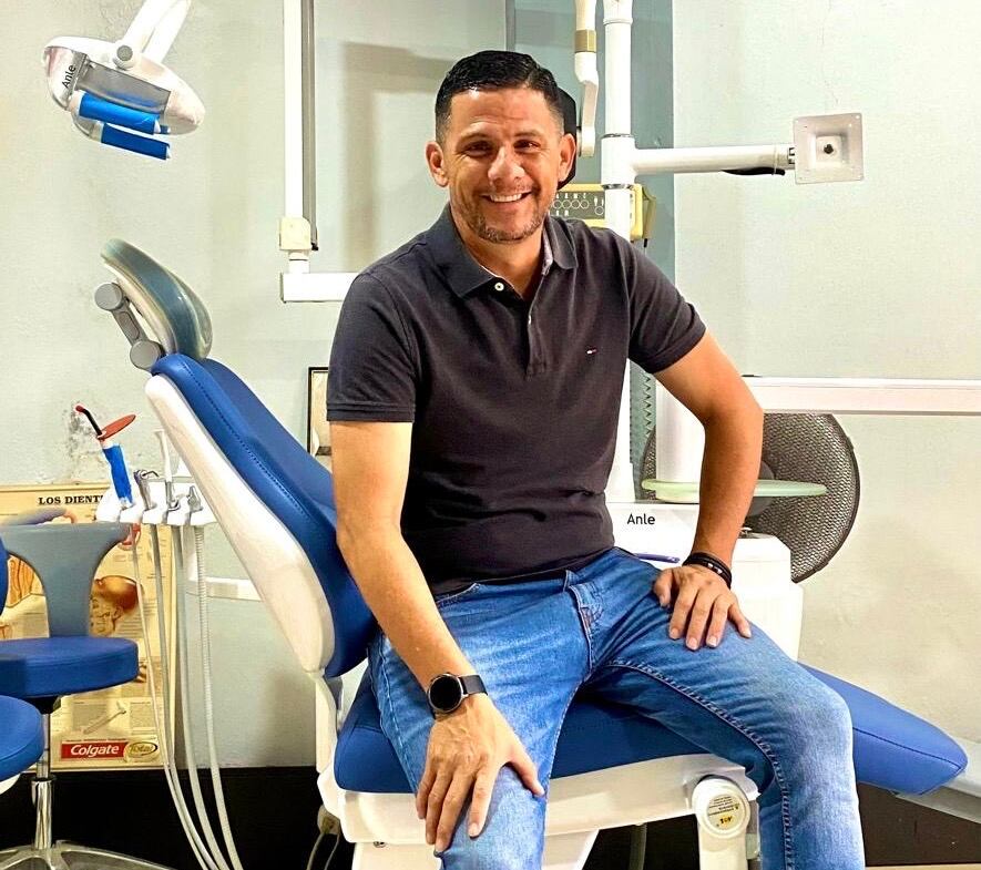 El técnico Alexander Vargas en su consultorio odontológico en Belén. Fotografía Ismael Venegas
