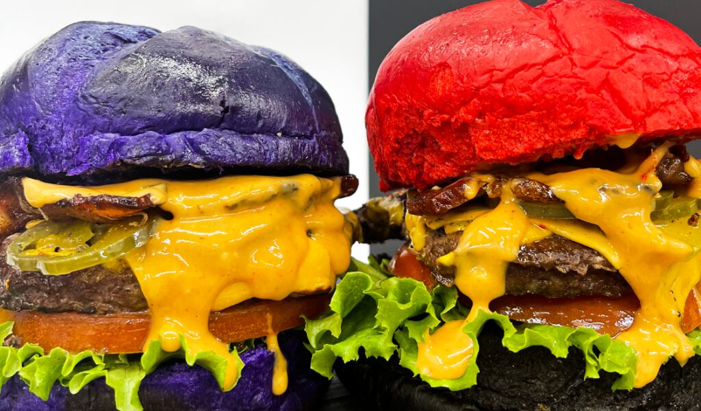 ¿Hamburguesa morada y manuda? Conozca de este negocito para los aficionados del fútbol