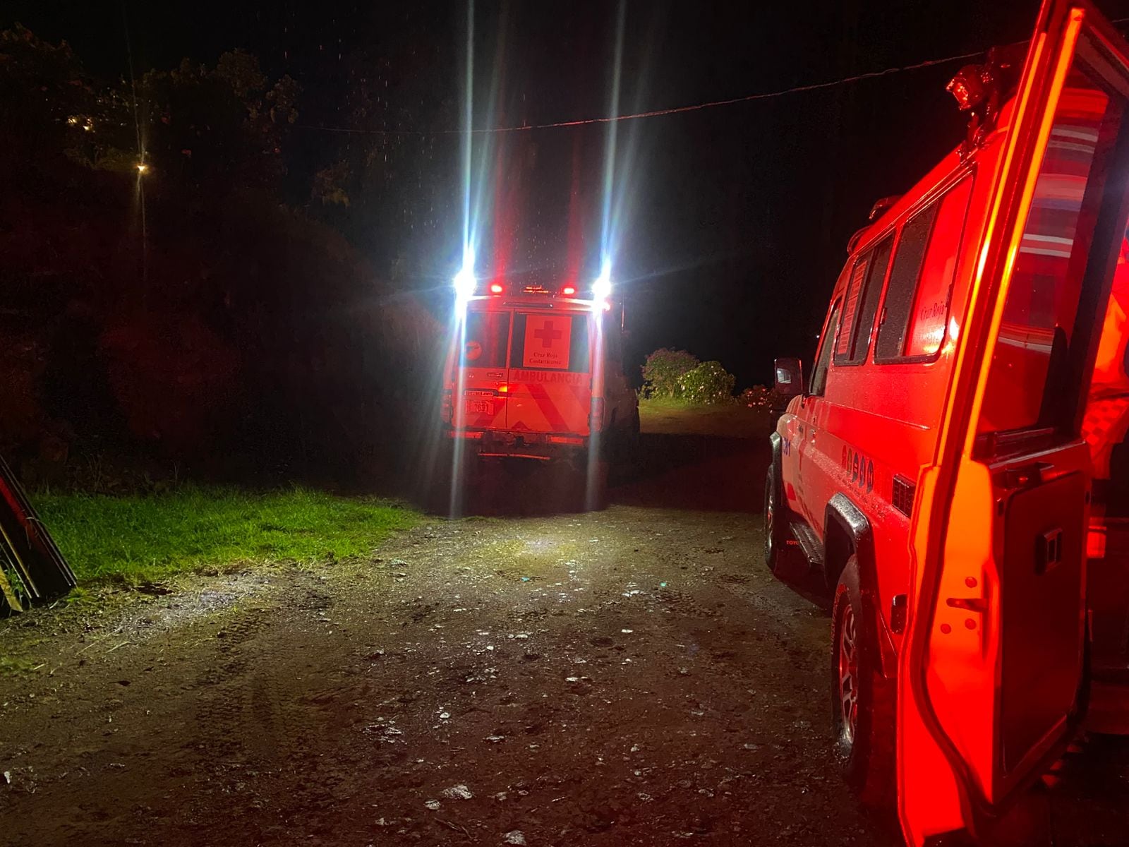 Rescatistas encuentran a personas extraviadas en el cerro de la Muerte.