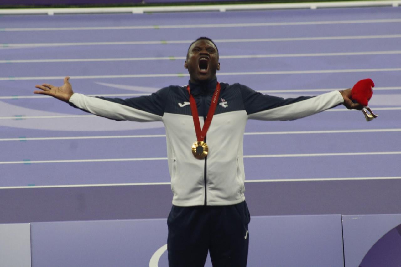 Sherman Guity explotó de la alegría cuando recibió su medalla de oro, luego de finalizar la prueba de los 200 metros lisos.