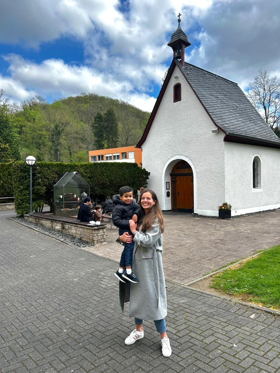 Mónica Oviedo Rodríguez es una tica en Alemania que el domingo 15 de marzo del 2026 hizo arroz de leche para darle a sus vecinos, pero ninguno le abrió la puerta