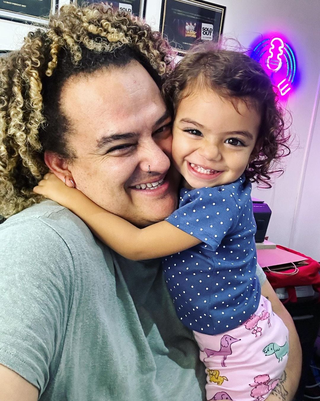 Choché Romano, su esposa Ashley García y su hija Leah.