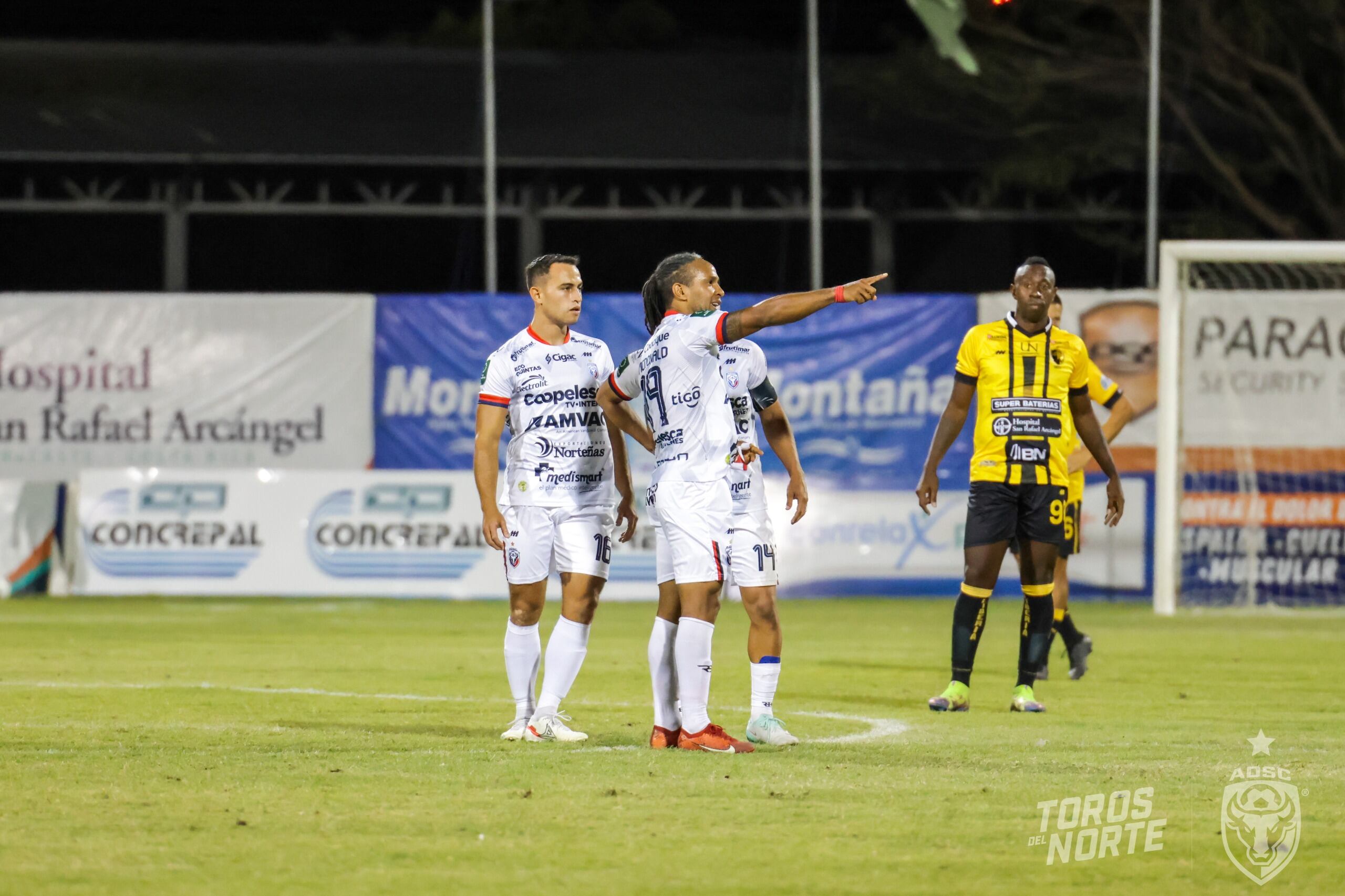 Jonathan McDonald identificó a los aficionados que realizaron sonidos racistas en su contra, en Liberia. El jugador pidió que los sacaran del estadio.