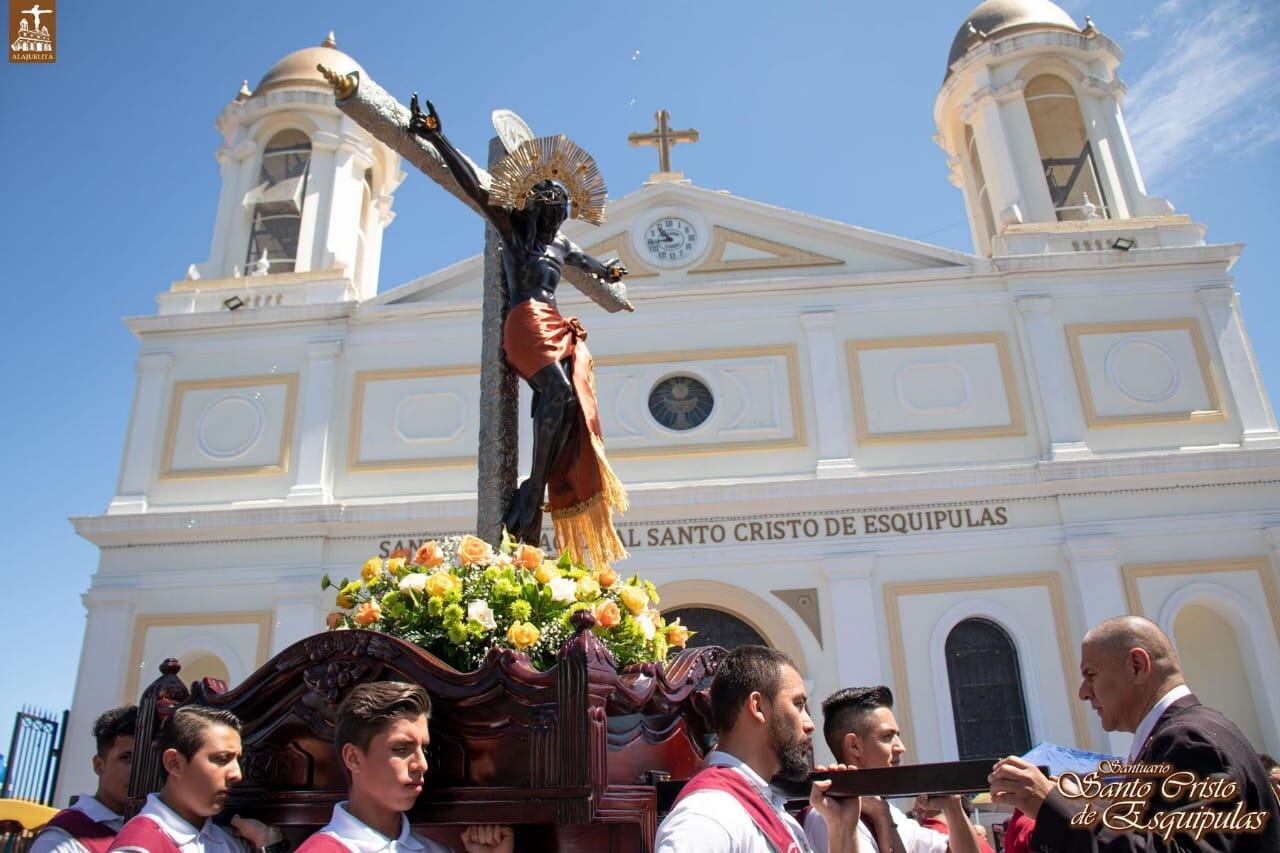 Las celebraciones en honor al Santo Cristo de Esquipulas en Alajuelita, tienen varios ingredientes especiales este 2023, uno de ellos es super histórico: se podrán comprar crucifijos con la imagen de El Negrito, como le dicen de cariño los devotos del Cristo de Esquipulas, la cual estará sobre una cruz de madera de más de 100 años.