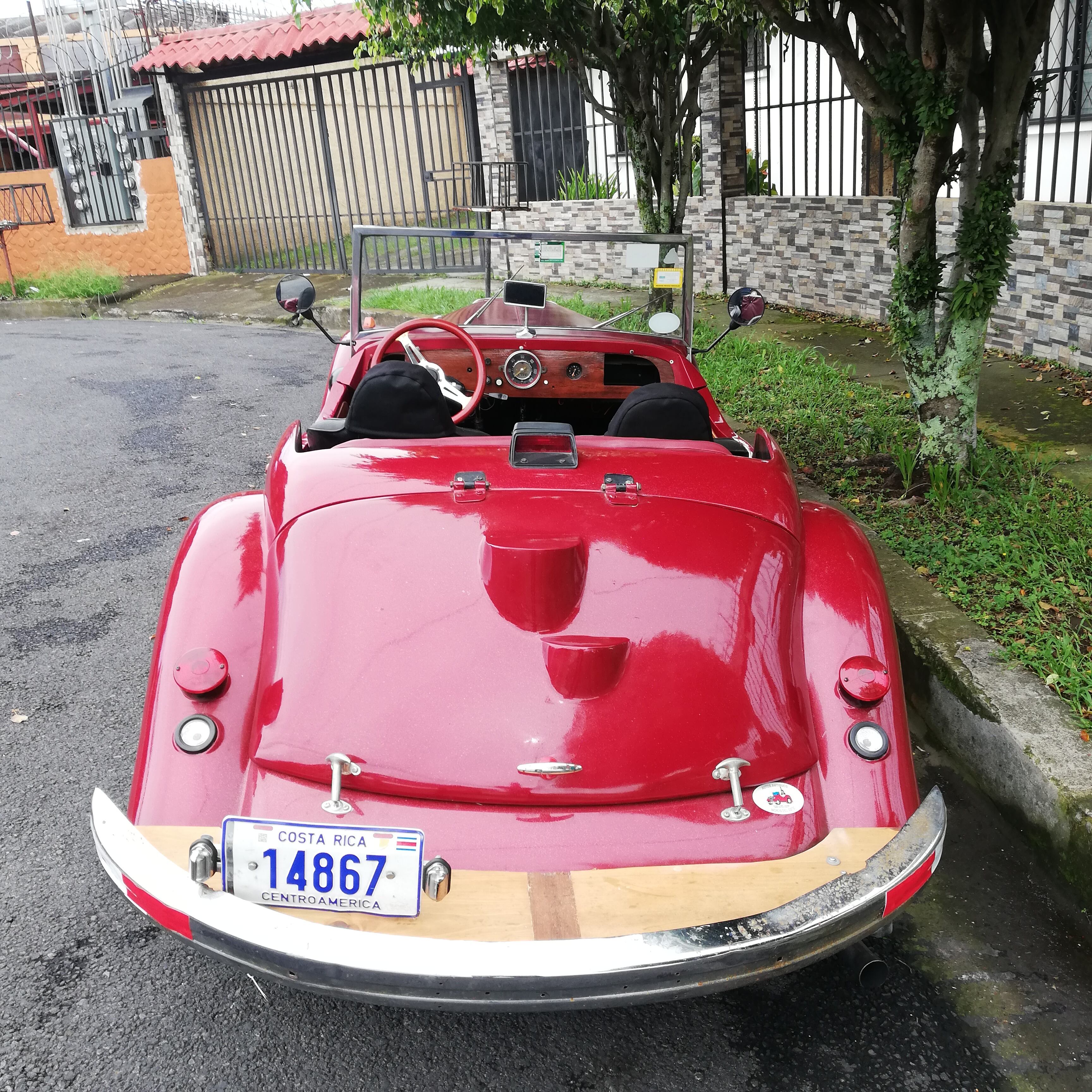 Óscar Gómez y su hija Silvia Gómez, son amantes de los autos, sobre todo de los clásicos y son una rareza, más se enamoran, por eso lucen con mucho orgullo un carro que realmente es muy particular: mitad Volkswagen alemán y mitad MG Roadster de Inglaterra, ensamblado en Portugal, es un Camat.