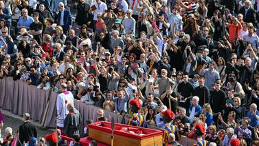 Así está la basílica de San Pedro tras llegar el cuerpo del papa Francisco