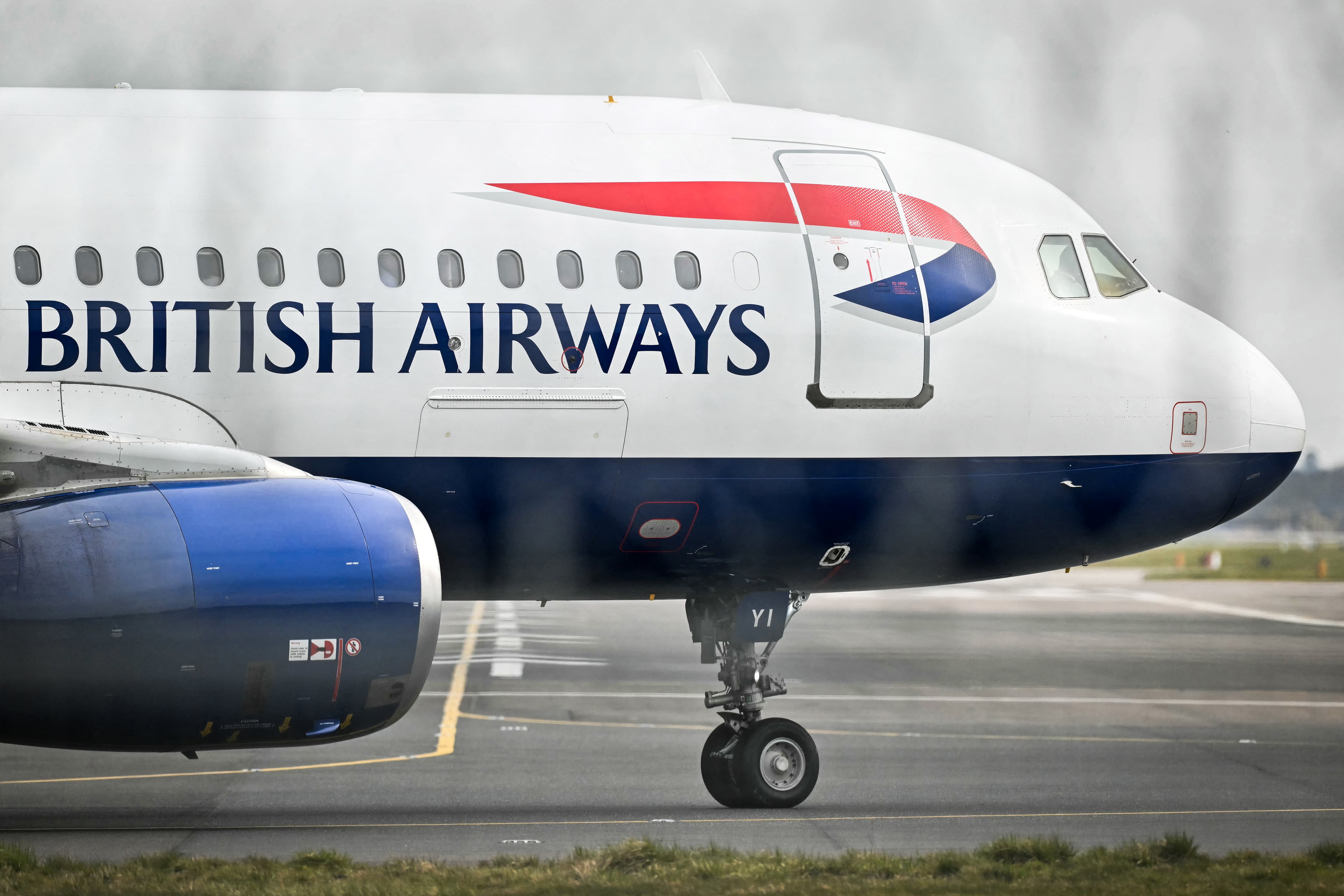 Un avión de British Airways se prepara para despegar del aeropuerto de Gatwick, al sur de Londres, el 21 de marzo de 2025, tras el cierre del aeropuerto de Heathrow después de que se registró un incendio en una subestación que suministra electricidad a la terminal aérea.
El aeropuerto de Heathrow, el más transitado de Europa, cerró en la madrugada del 21 de marzo durante 24 horas luego de un gran incendio en una subestación eléctrica que dejó sin energía al amplio complejo situado al oeste de Londres, según informaron las autoridades.
El aeropuerto de Gatwick, el segundo con mayor tráfico en el Reino Unido, indicó que recibiría algunos vuelos desviados desde Heathrow.
“Estamos al tanto de la situación en el aeropuerto de Heathrow hoy y brindamos apoyo según sea necesario. Los vuelos desde Londres Gatwick operan con normalidad hoy”, indicó Gatwick en la red social X.
(Foto de Glyn Kirk / AFP)