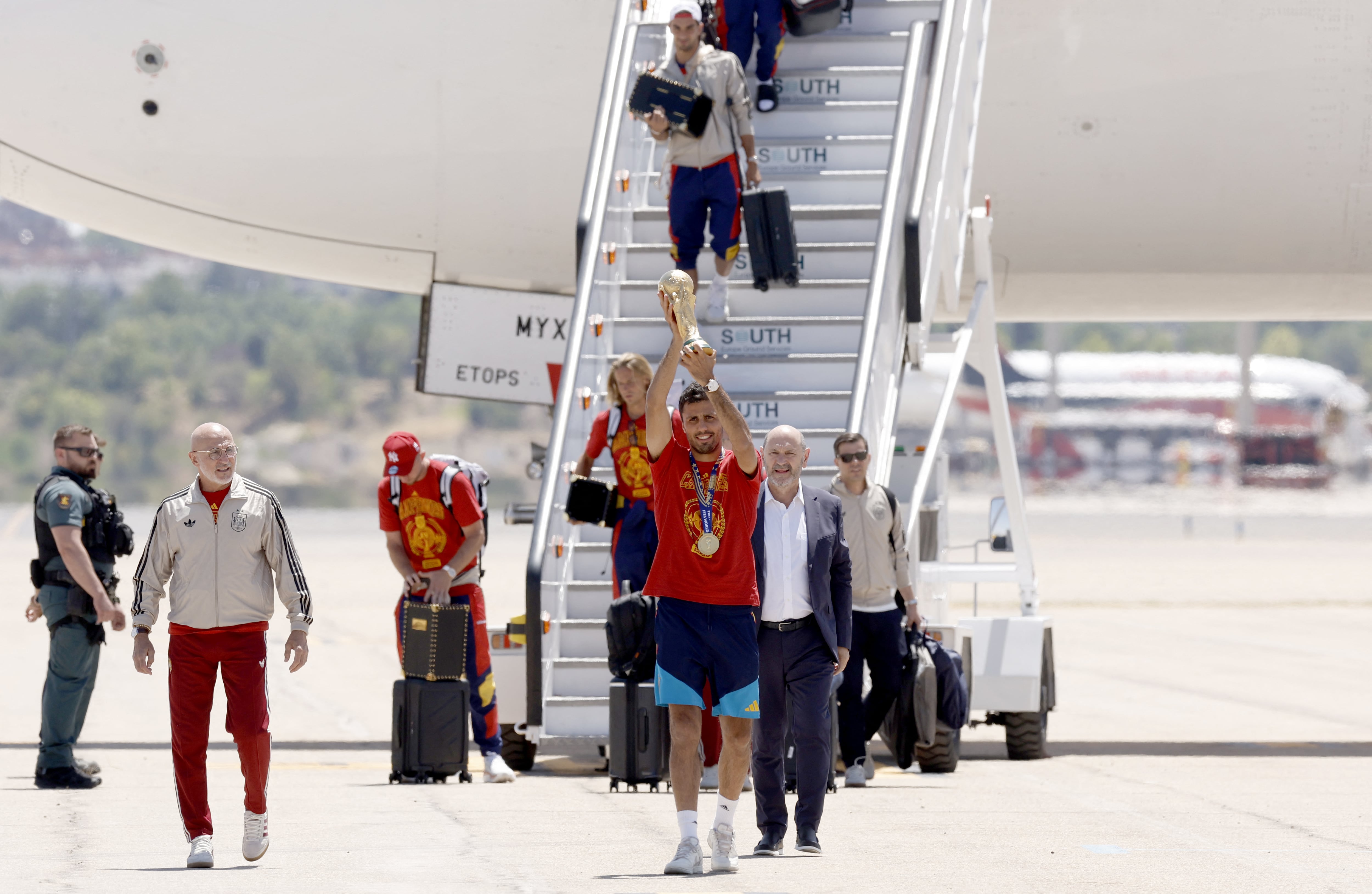 Rodri fue el encargado de mostrar la copa a su llegada a España
