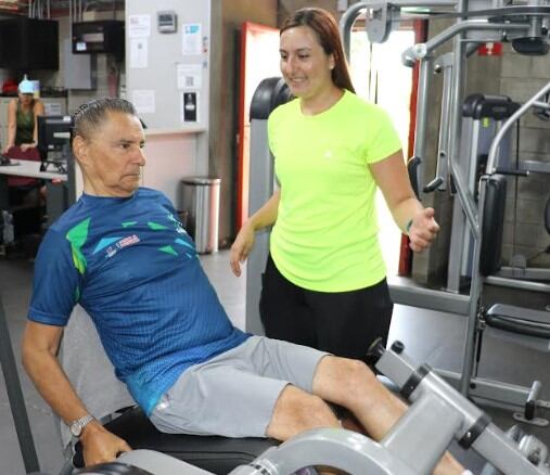 de Oscar Fernández de 76 años, quien es uno de varios casos de éxito del proyecto Educación y Rehabilitación Cardiopulmonar Fase III de la Escuela de Ciencias del Movimiento Humano y Calidad de Vida (Ciemhcavi) de la Universidad Nacional (UNA).