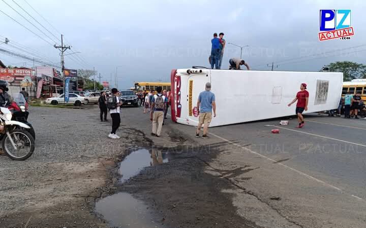 Bus de colegiales vuelca tras brutal choque con otra unidad en Pérez Zeledón: hay varios golpeados. Foto: PZ Actual