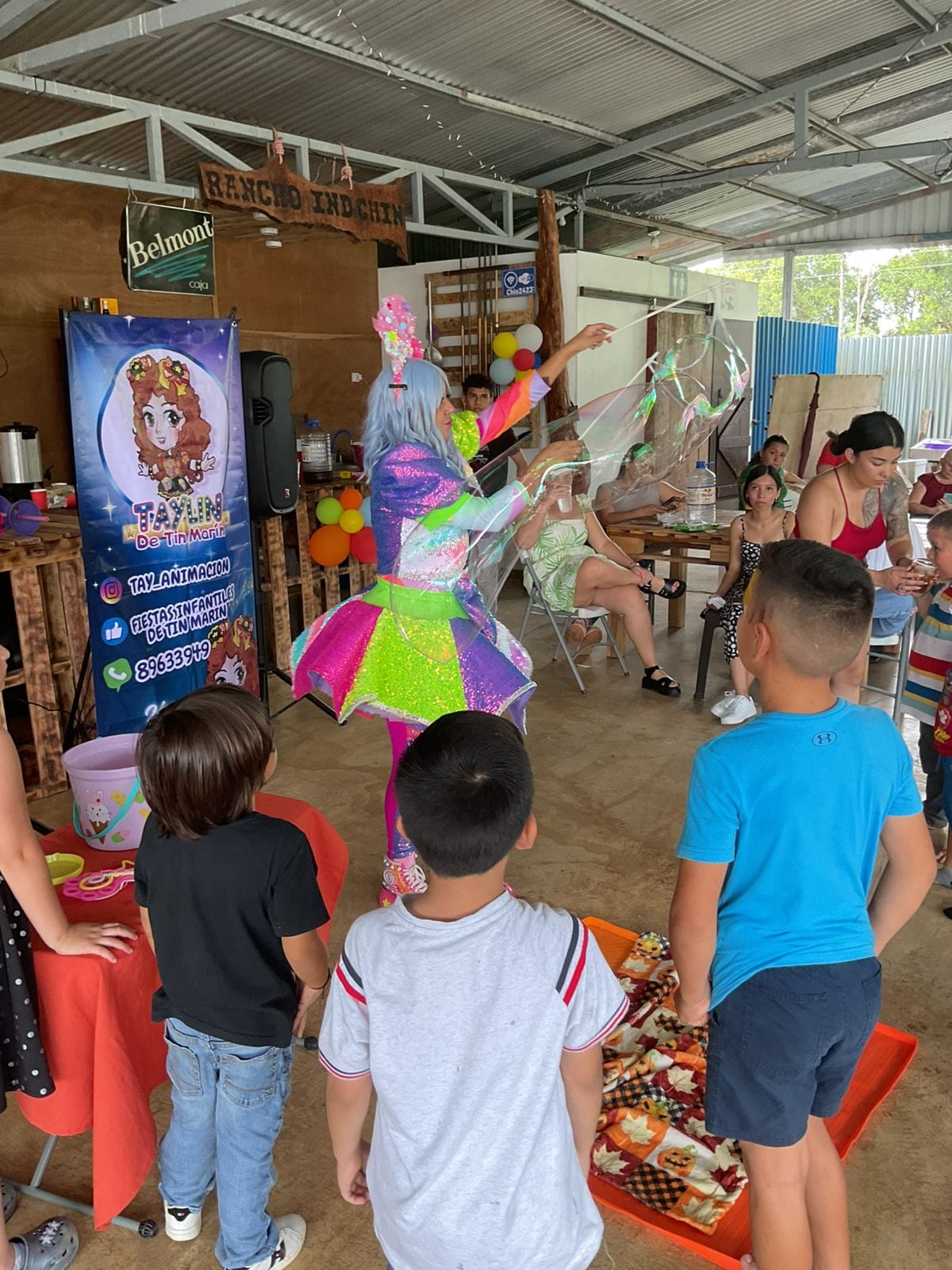 Taylín Cabezas Molina, mejor conocida como la payasita “Taylín de Tin Marín”, tiene 40 años, dos hijas y un corazón tan grande como sus zapatos de payaso.