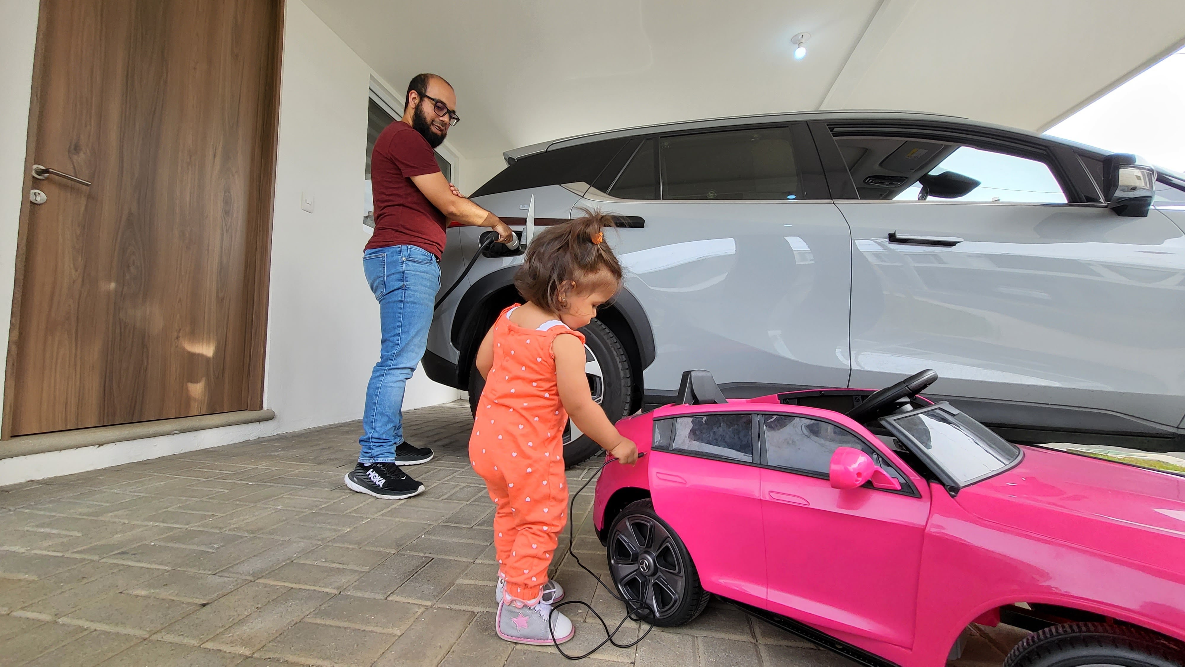 Aurora Murillo Hidalgo, tiene añito y medio, sus papás le regalaron un carrito eléctrico y no conocerá una gasolinera. En la foto, la mamá, Kristel Hidalgo y el papá, Oscar Murillo