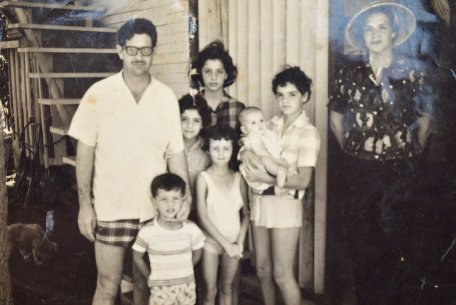 El papá de Rodrigo Chaves Robles, actual candidato a la presidencia del país por el partido Progreso Social Democrático (PSD), fue guardaespaldas y chofer del papá del otro candidato a la presidencia, para la segunda ronda (el próximo 3 de abril), José María Figueres Olsen, del Partido Liberación Nacional (PLN).  En la foto don Rodrigo Chaves Arguedas y su esposa, Alicia Robles Jiménez, junto a algunos de sus 8 hijos.