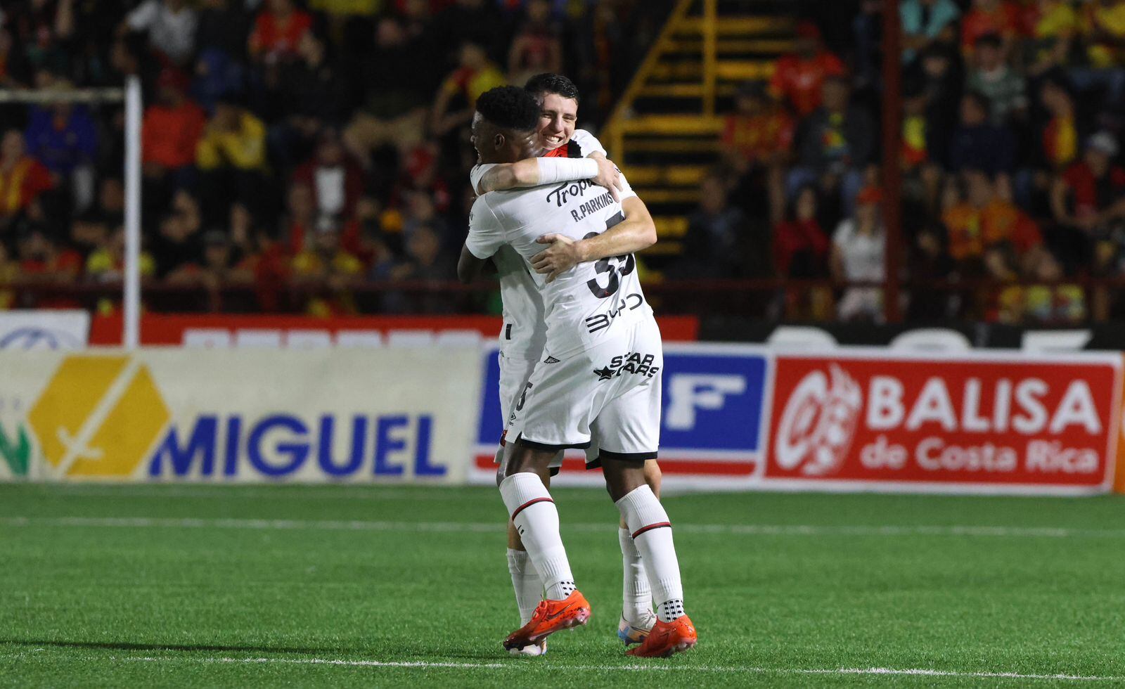 Rashir Parkins cerró la acción, luego que Alberto Toril estaba solo en el área tras el tiro de esquina.