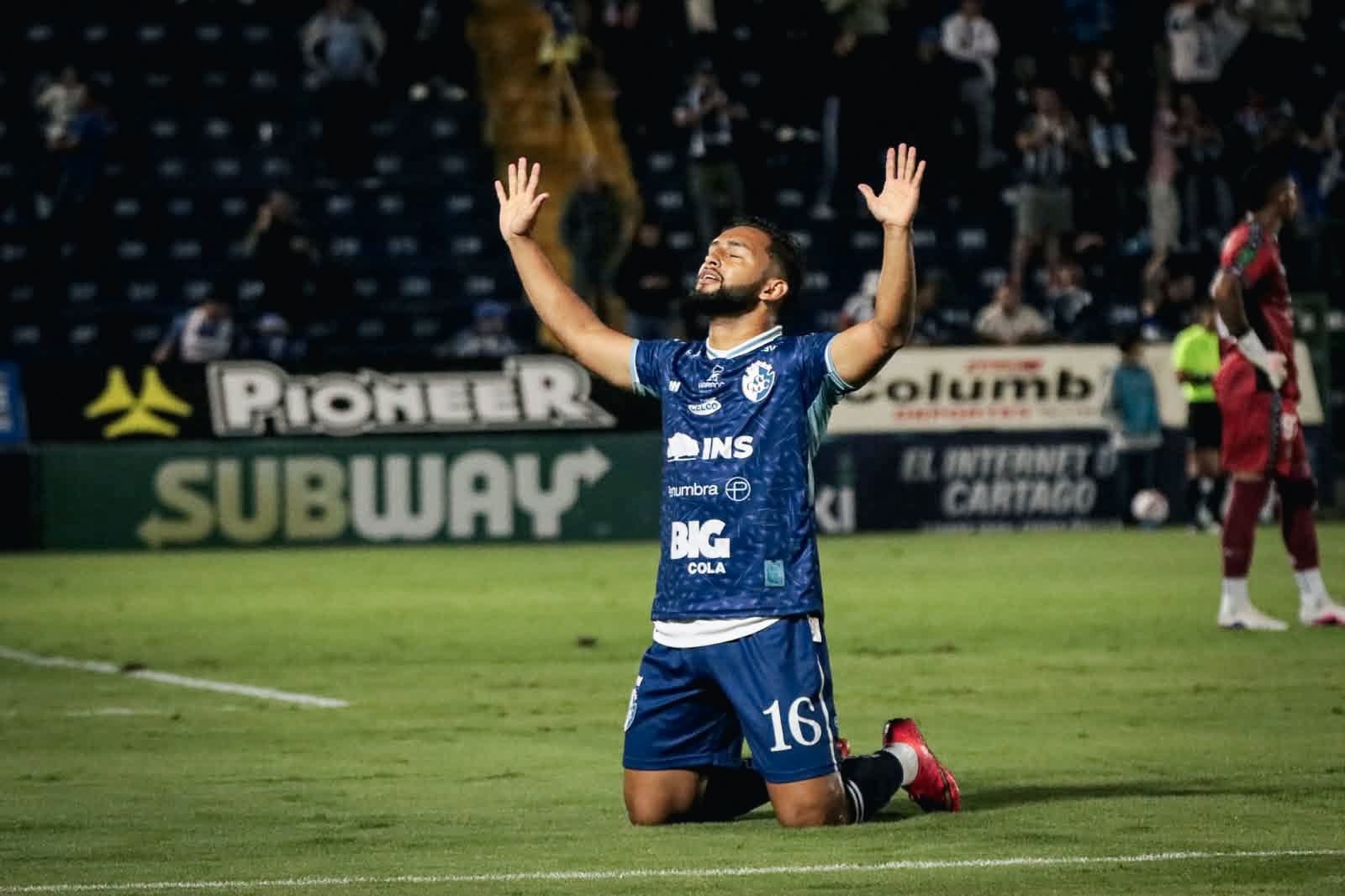 Gean Carlo Castro mostró un mensaje religioso abajo de su camiseta en el partido ante Puntarenas FC.