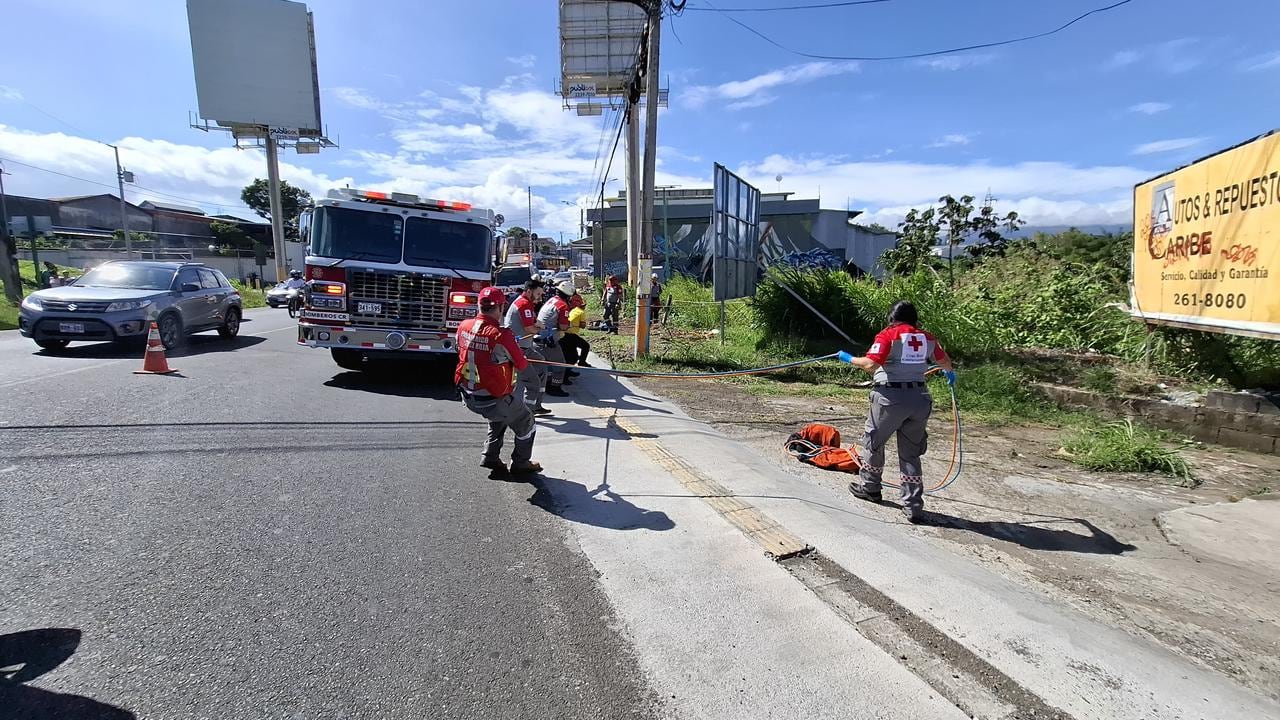 ujer cayó al río Pirro en Heredia y fue llevada crítica al hospital