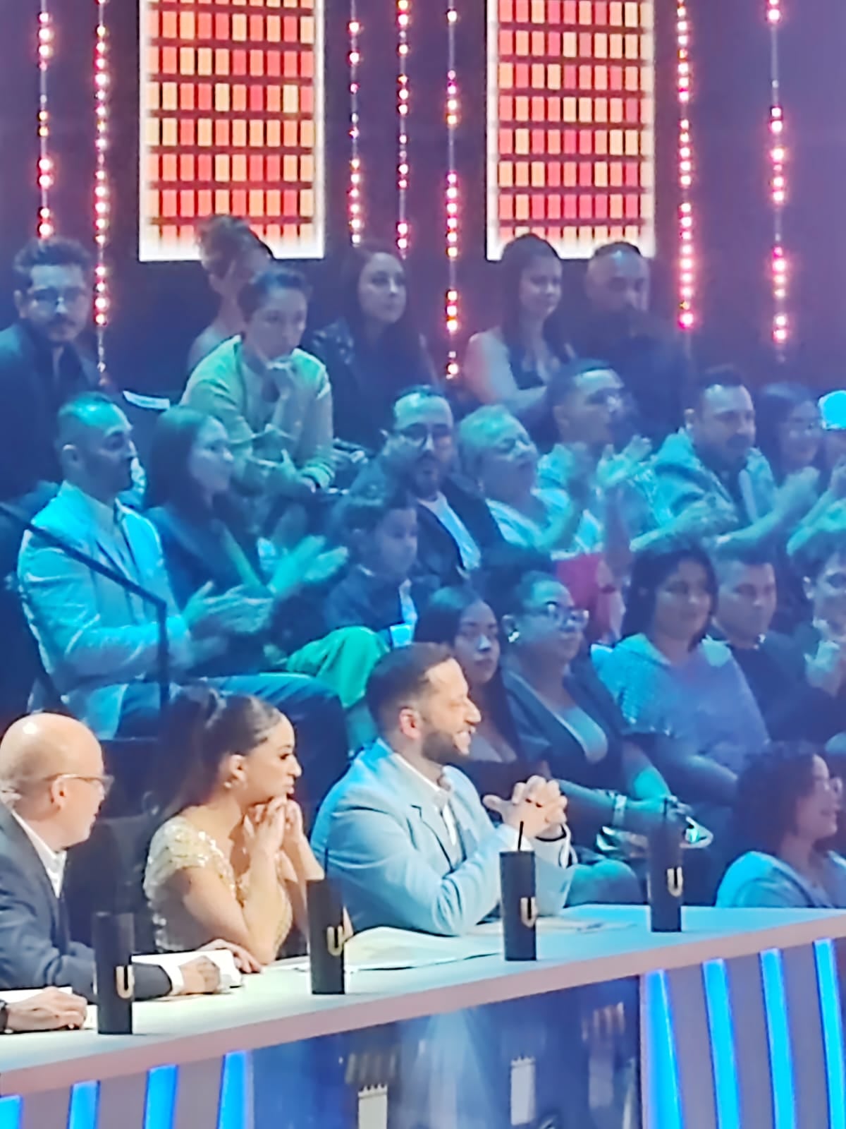 Jhona Monroy, exesposo de Montserrat Del Castillo, llegó a la novena gala de Mira quién baila a apoyarla junto al hijo de ambos.