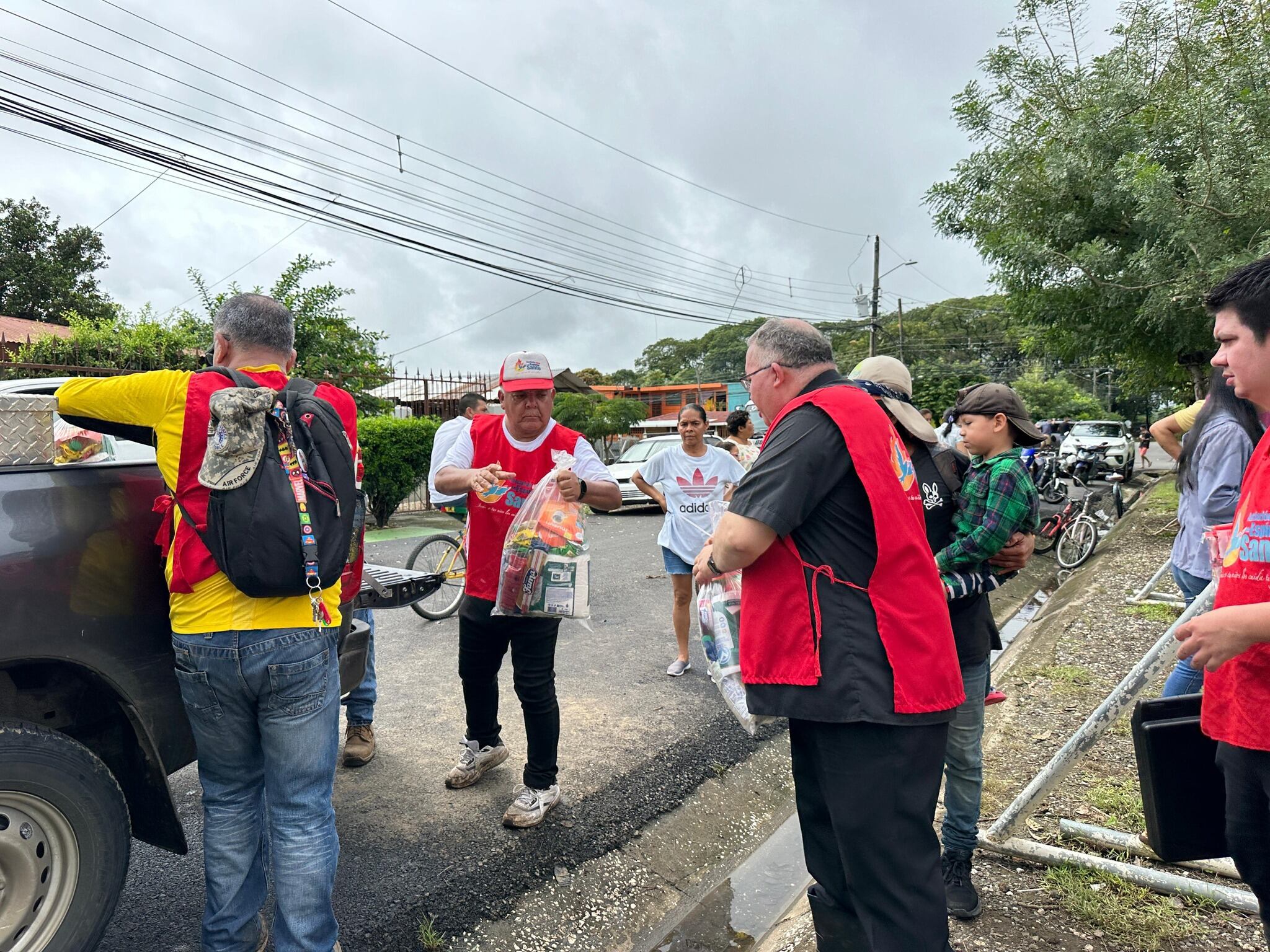 Padre Sergio Valverde está en Guanacaste ayudando a los afectados por las lluvias