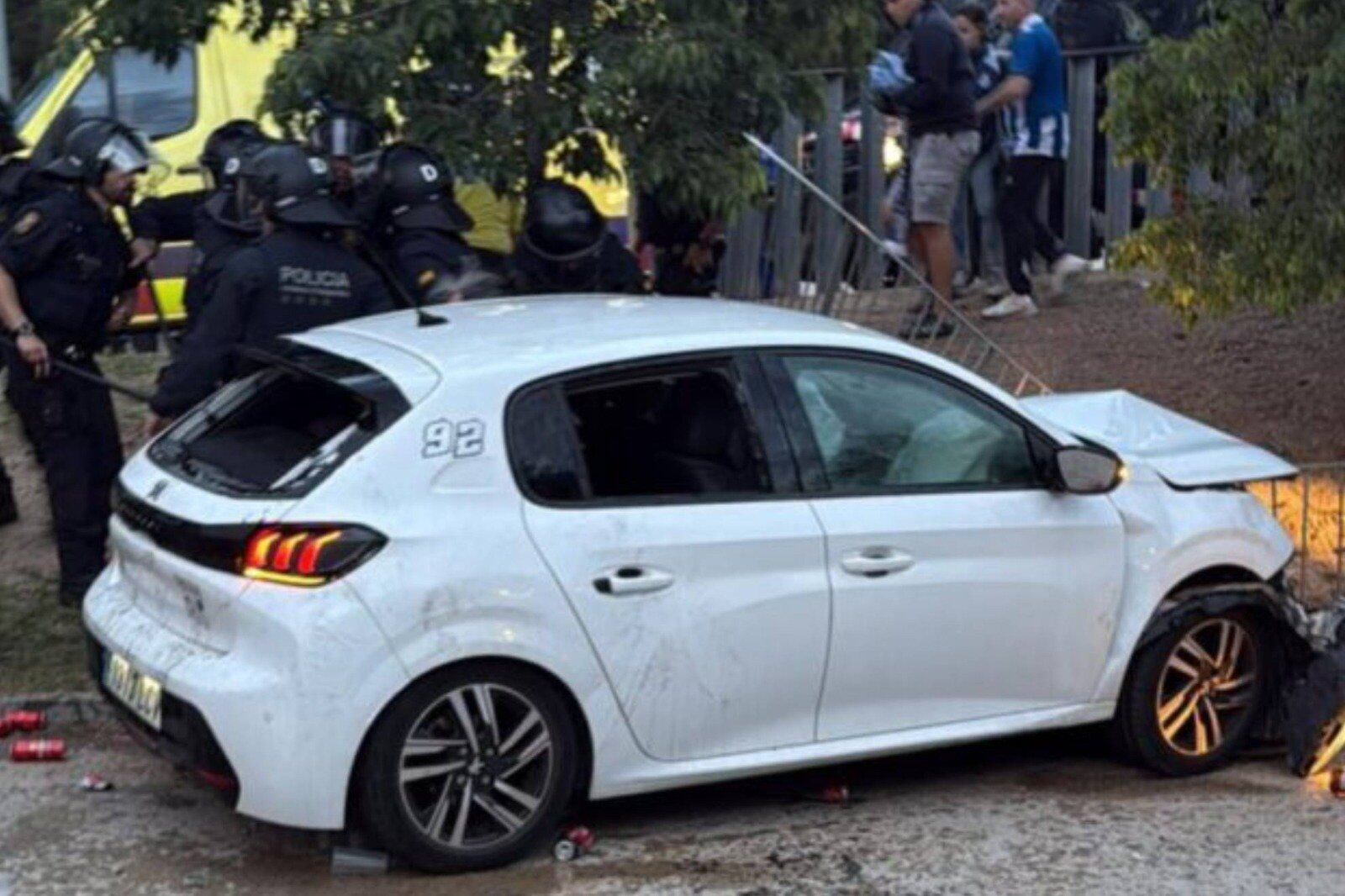Varias personas resultaron heridas, luego de ser atropelladas este jueves, previo al Espanyol vs Barcelona. Captura de pantalla.