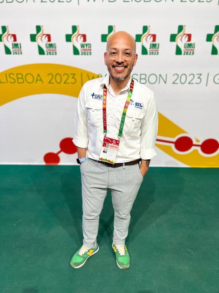 Mauricio Sandino Chavarría jamás imaginó que una cobertura periodística lo llevaría tan cerca del corazón del Vaticano, ni mucho menos que viviría uno de los momentos más impactantes de su vida: hablar cara a cara con el papa Francisco y escuchar de su boca una frase que lo estremeció y lo llenó de orgullo: “¡El mejor café del mundo!”.