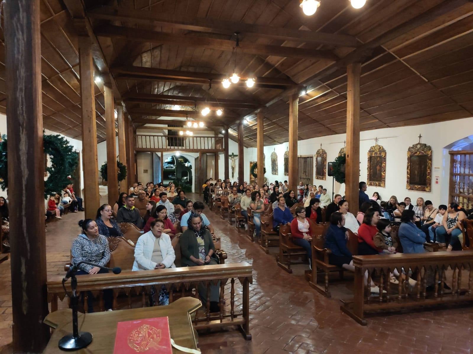 लुईस अलेजांद्रो चावेरी चावेझ, 30 वर्षांचे आणि ओरोसी डी कार्टागोचे रहिवासी, 22 वर्षे ओरोसी येथील वसाहती मंदिरात स्वयंसेवक मार्गदर्शक म्हणून काम करत होते आणि मंदिर नूतनीकरणासाठी बंद असल्यामुळे त्यांना आता आर्थिक गरज आहे. 25 जानेवारी 2026 रोजी चर्चला सुट्टी देण्यात आली.