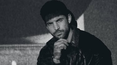 Cristian Gamero, famoso galán de Netflix, se paseó por la avenida Central y ticas le dijeron de todo