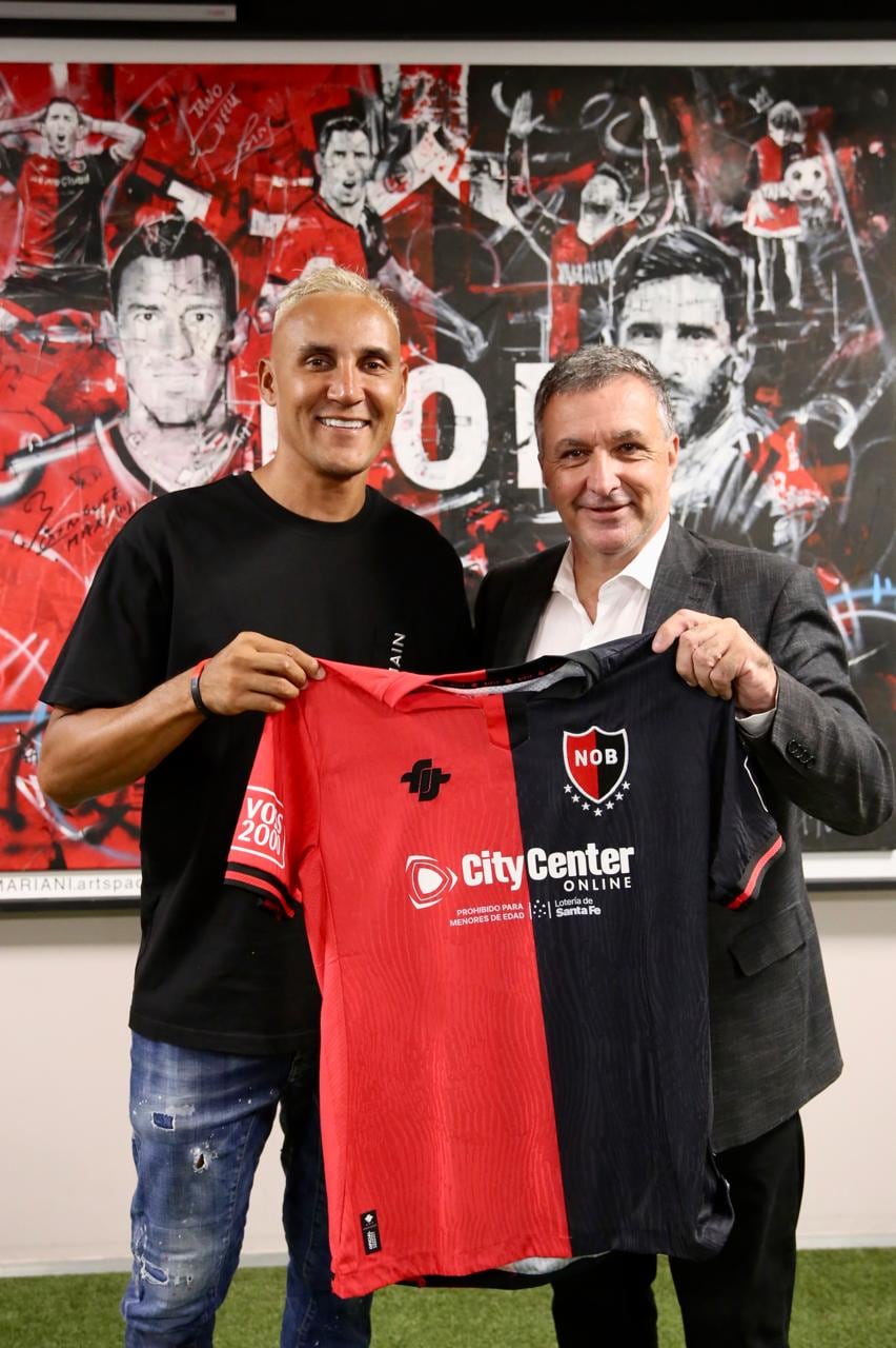 किलर नवास नेलेच्या जुन्या मुलांमध्ये खूप आनंदी दिसत आहे.