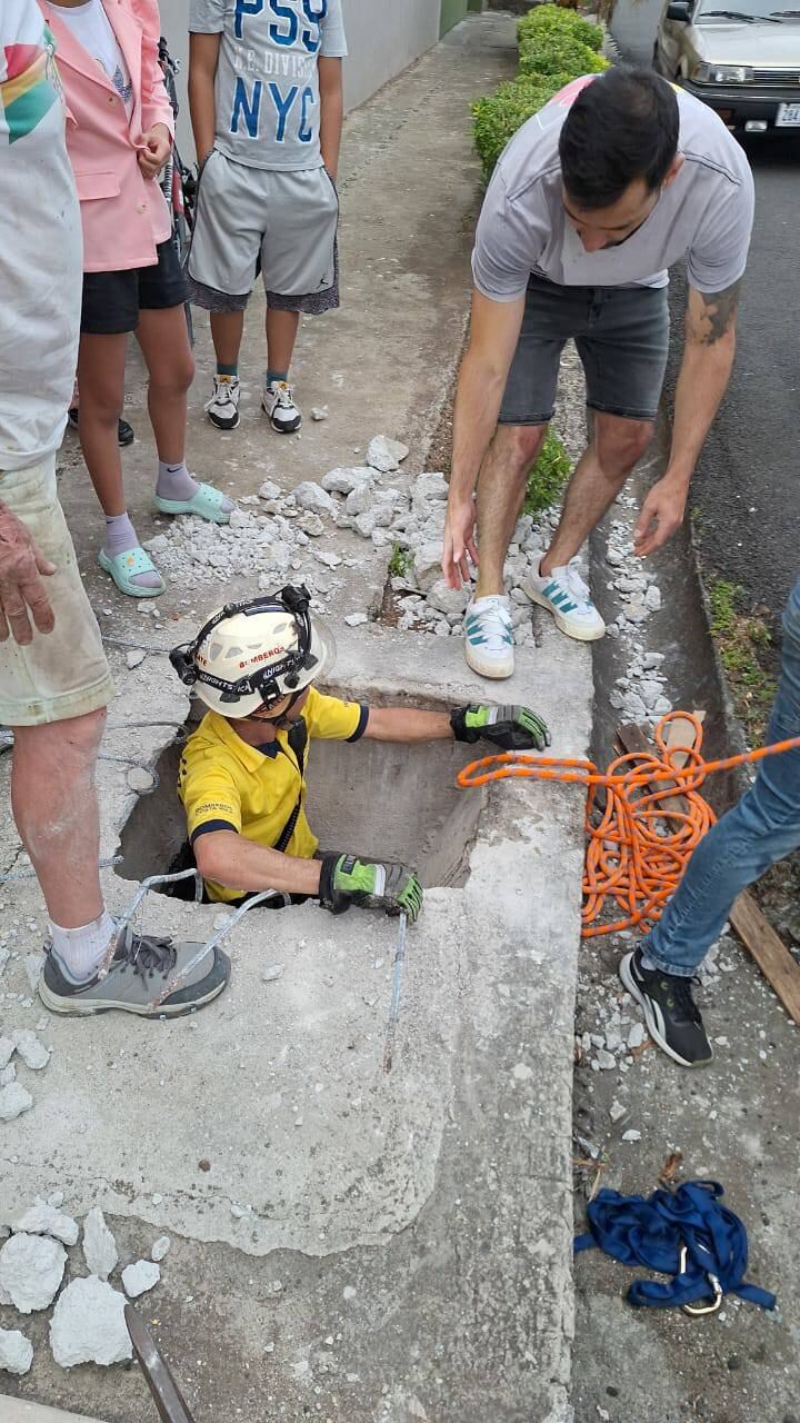Bomberos rescatan a perro atrapado en alcantarilla en Heredia. Foto Bomberos.
