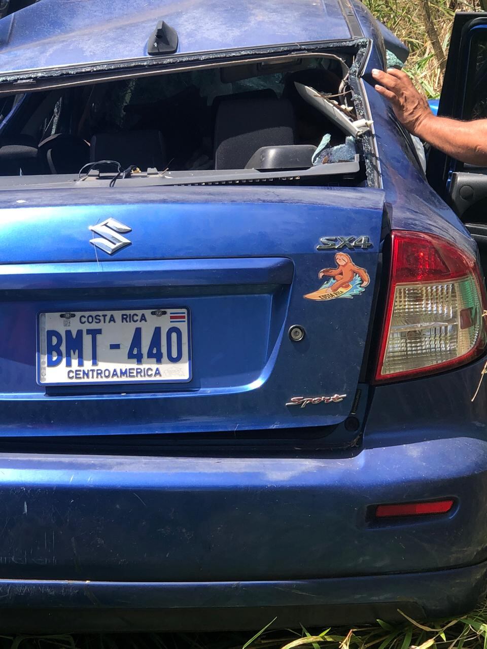 Un triple choque entre un tráiler y dos carros en Turrucares sobre la ruta 27 cobró la vida de una persona y dejó dos personas graves. Foto: Cortesía