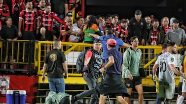 Aficionado herido en estadio de Alajuelense no se puede quedar solo, a la mamá le cambió la vida