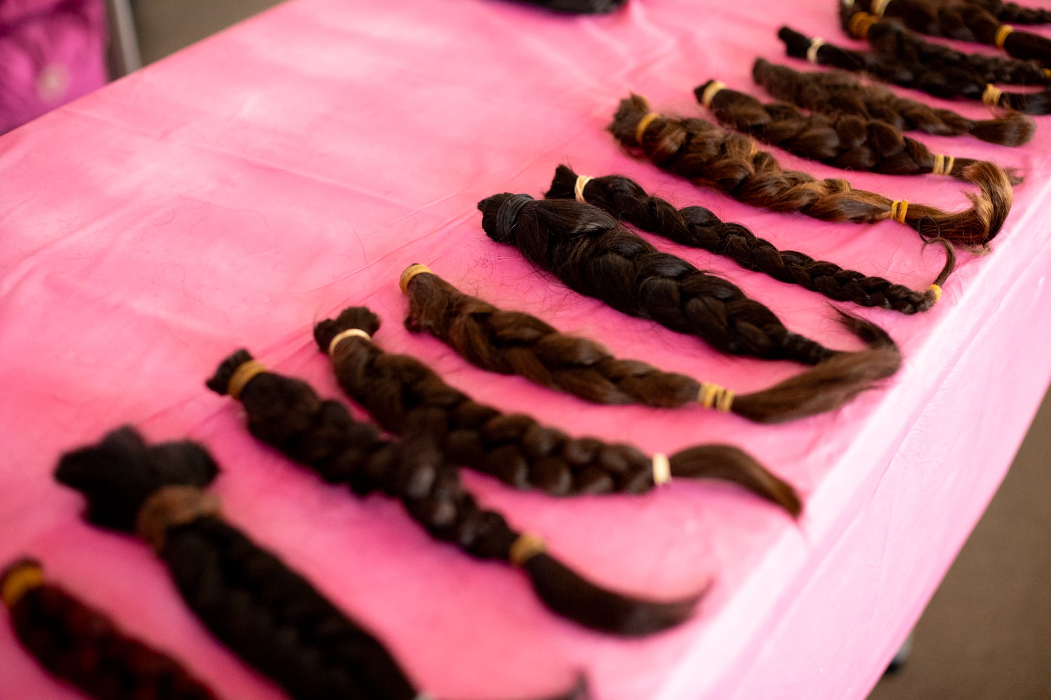 Emma Gallo Gallo, vecina de la urbanización Los Laureles de Pavas, nos contó que comenzó a donar su cabello porque el cáncer pasó muy cerca de un hijo y eso la hizo comprender que lejos de lucir su pelo era más importante donarlo