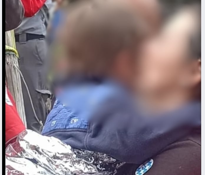 El niño fue rescatado y atendido por la Cruz Roja no sufrió ningún problema de salud