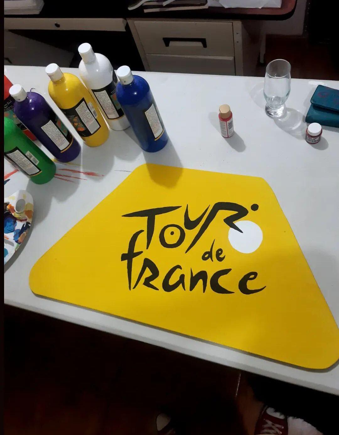 Una profesora de franceś llevó su amor por la docencia a otro nivel y permitió que un exalumno personalizara sus pupitres.