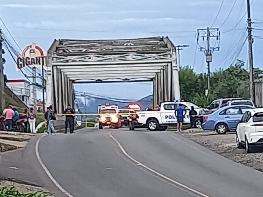 El cuerpo de la mujer fue encontrada cerca del puente bailey en El Carmen de Cartago. Foto Noti Oro.