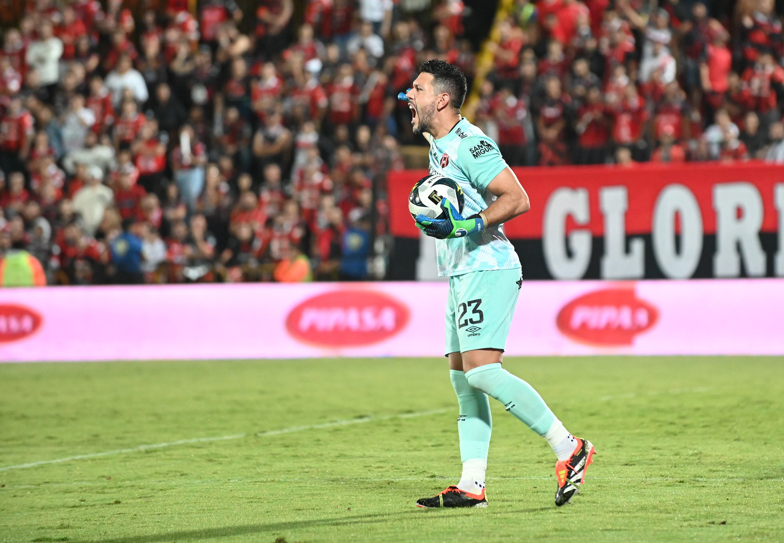 22/05/2024/ Juego entre Liga Deportiva Alajuelense vs Saprissa por el partido de ida por la final de l Liga Promerica en el estadio Alejandro Morera Soto / Foto Albert Marín