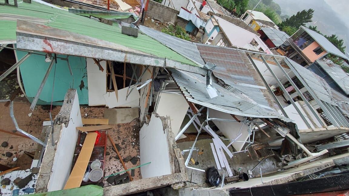 Lluvias aceleran movimiento del deslizamiento que afecta a la urbanización Valladolid en Desamparados. Foto CNE.