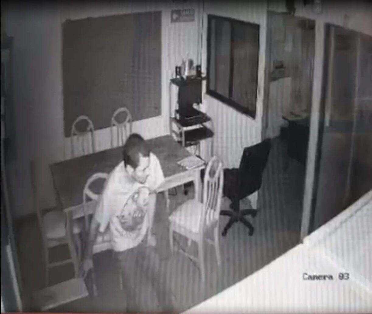 Buscan a ladrón que se metió a robar a la estación de Bomberos de Santa Ana. Captura de pantalla.